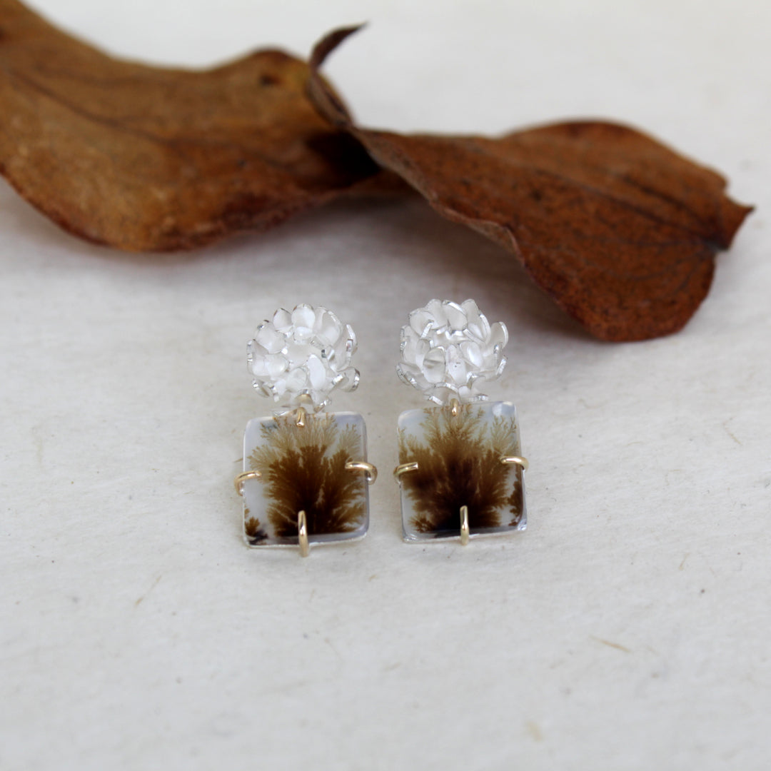 Bloemen oorbellen met vierkante edelsteen.