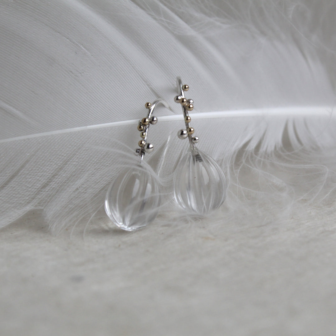 Drops of dew, bergkristal oorbellen zilver en goud