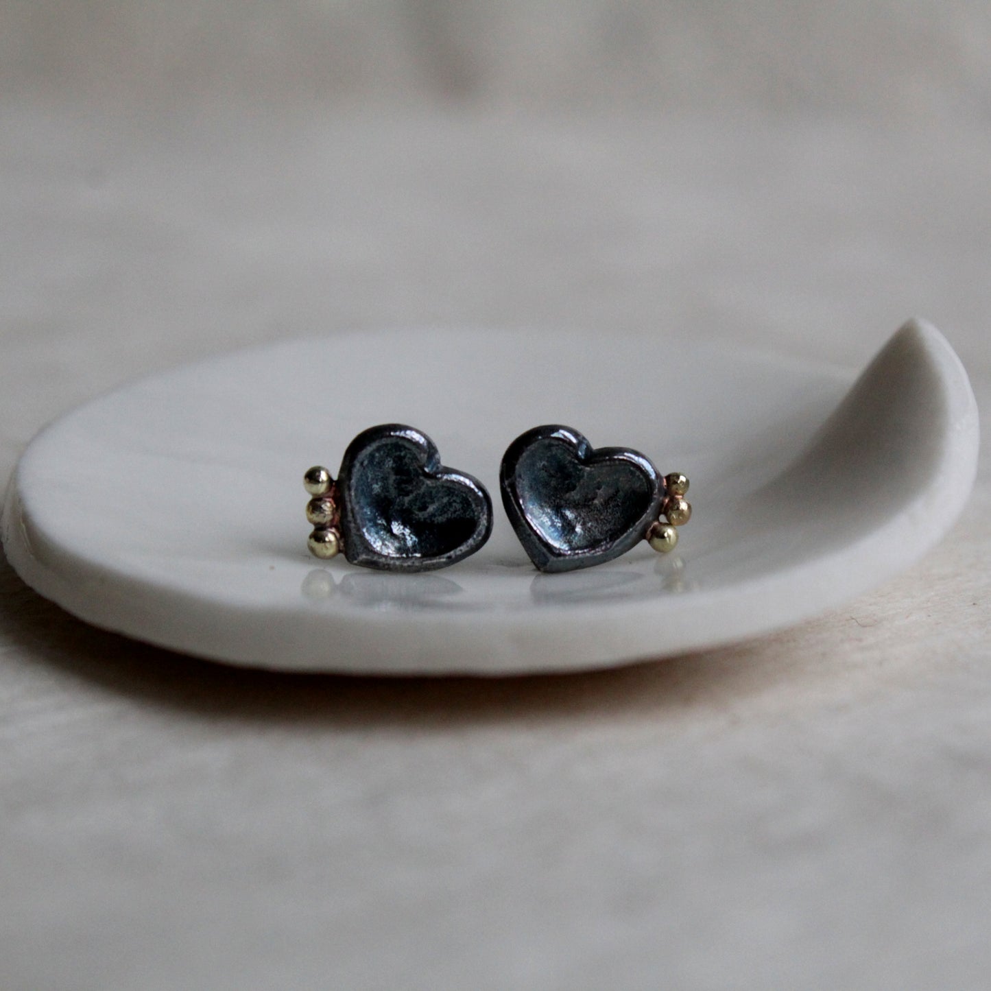 Zwarte hartjes voor in het oor, oorstekers.