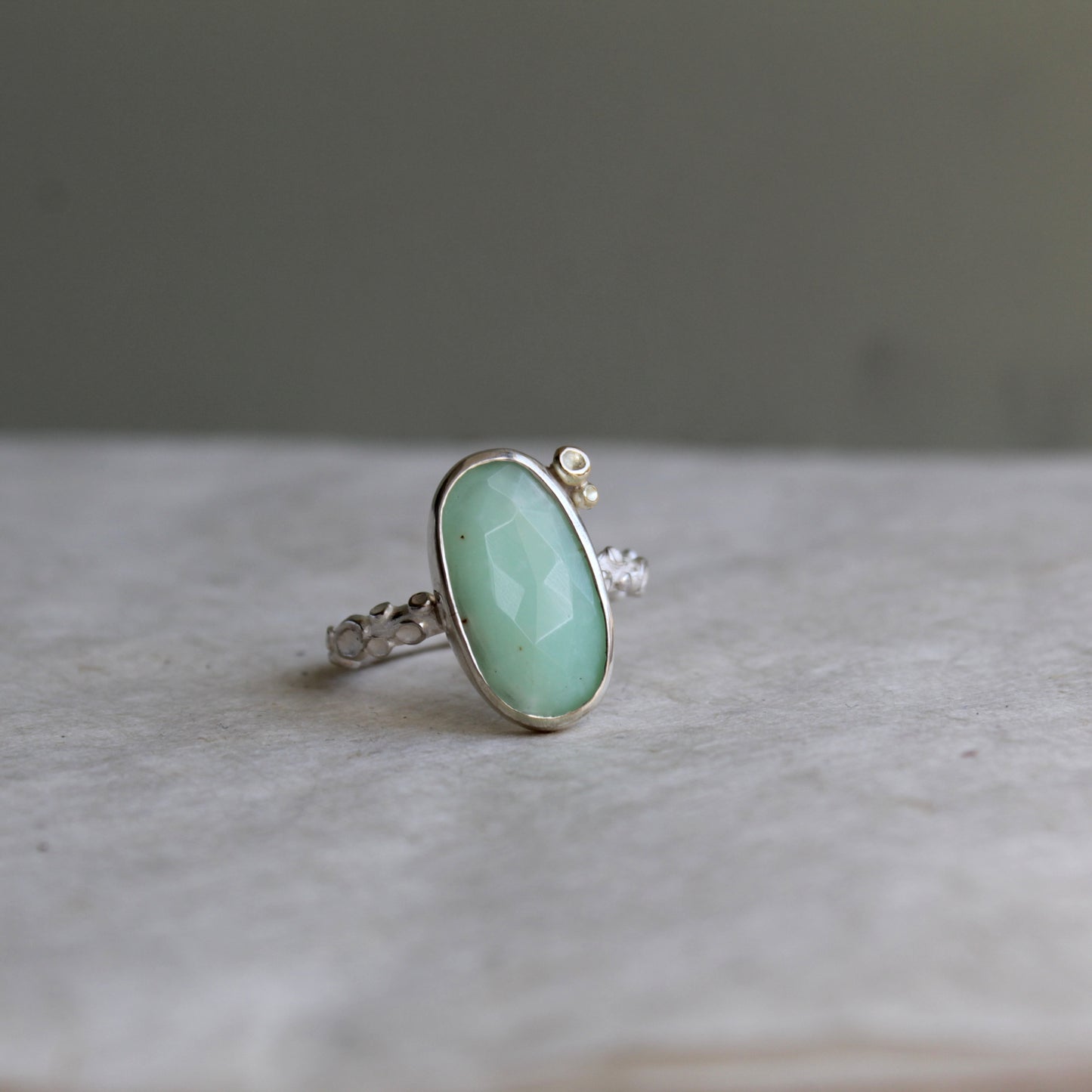 Zilveren ring met zeegroene ovale Chrysopraas.