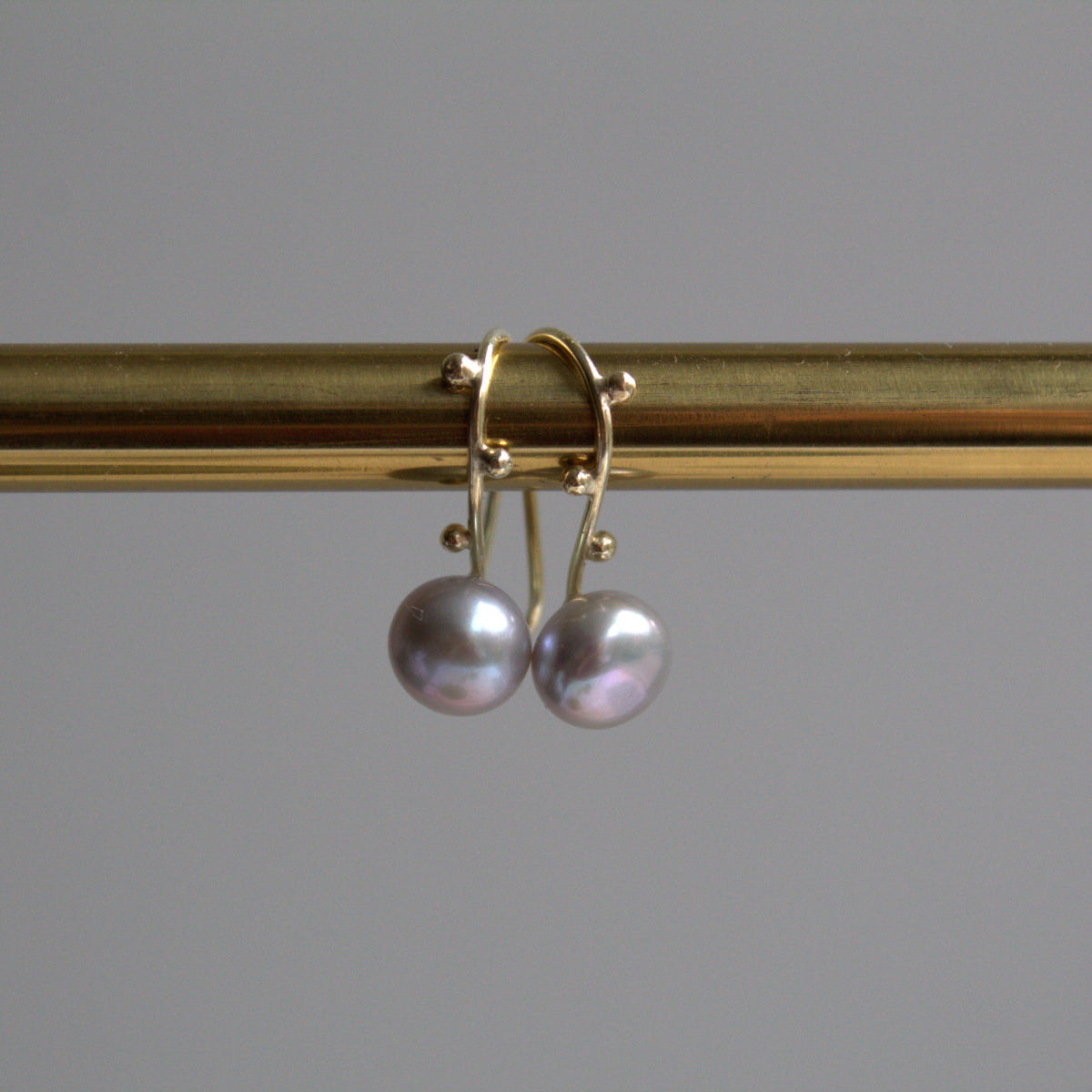 Gouden oorhangers met grijze parel