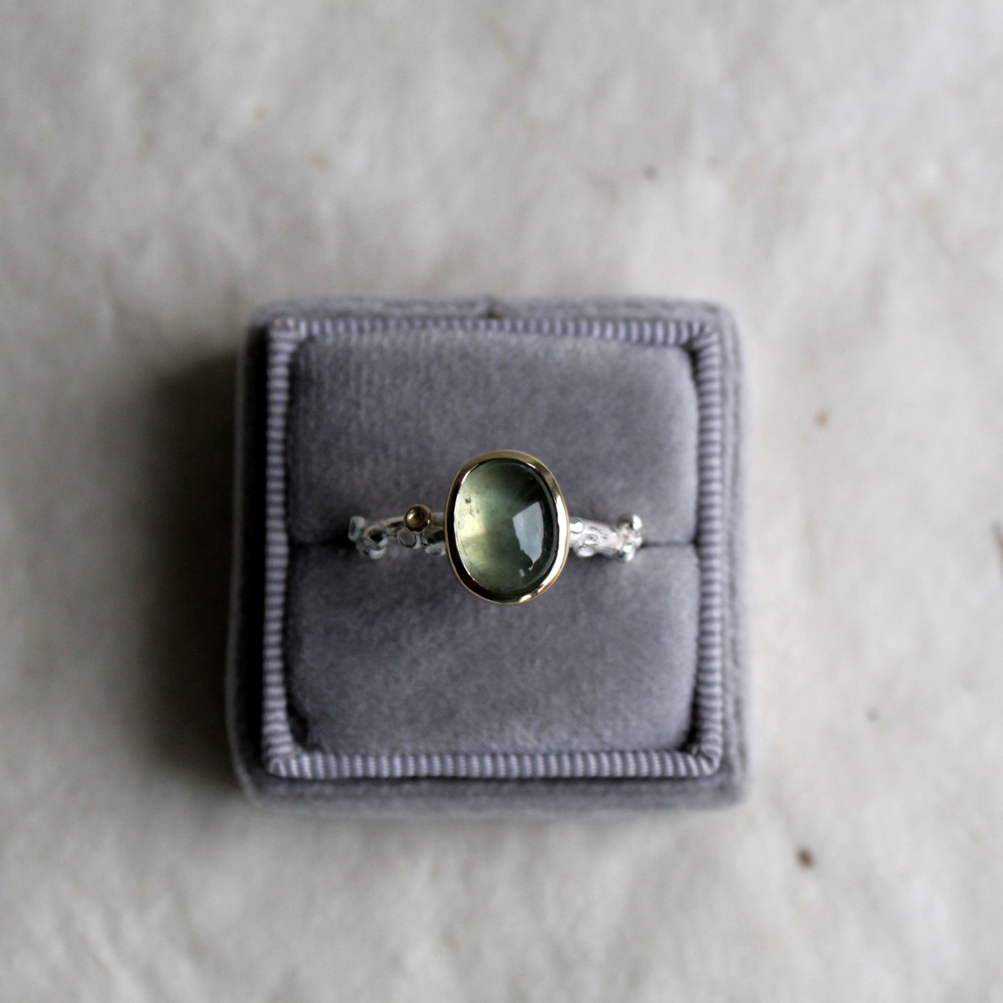 Zilveren ring met Prehniet edelsteen