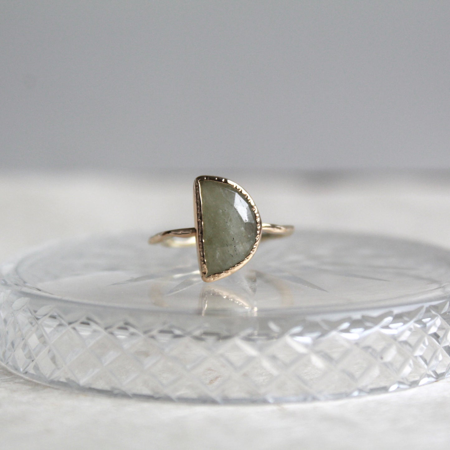 Smalle gouden ring gezet met een maan in edelsteen.