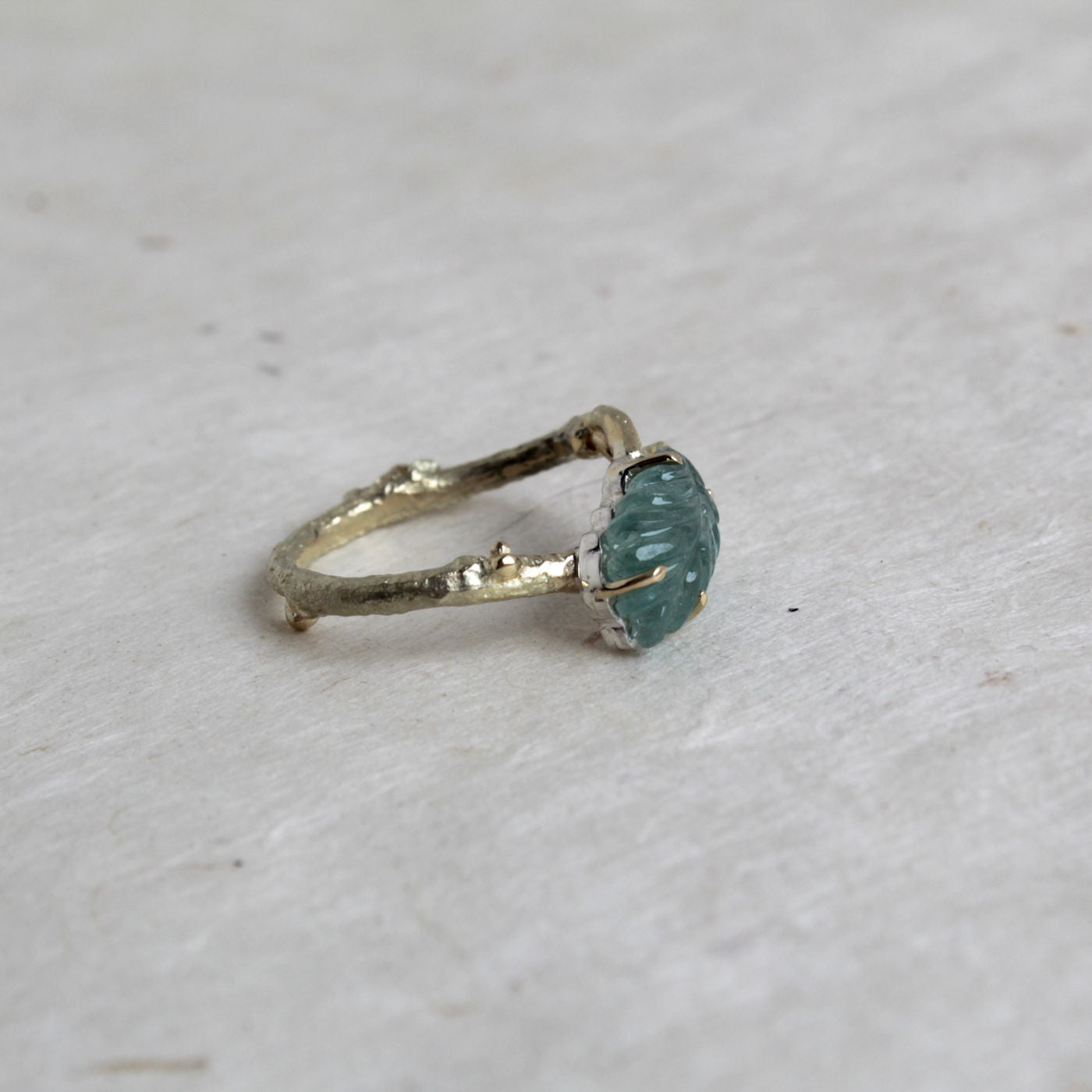 zijaanzicht botanische ring goud met topaas en diamant