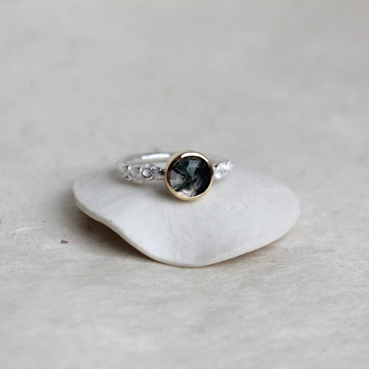 Zilveren en gouden botanische ring met Mosagaat