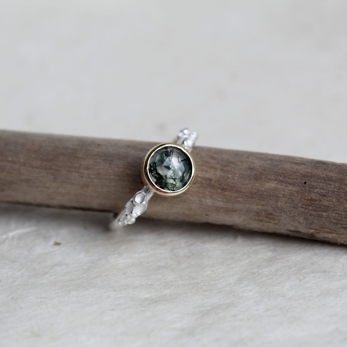Organische ring met groene steen 