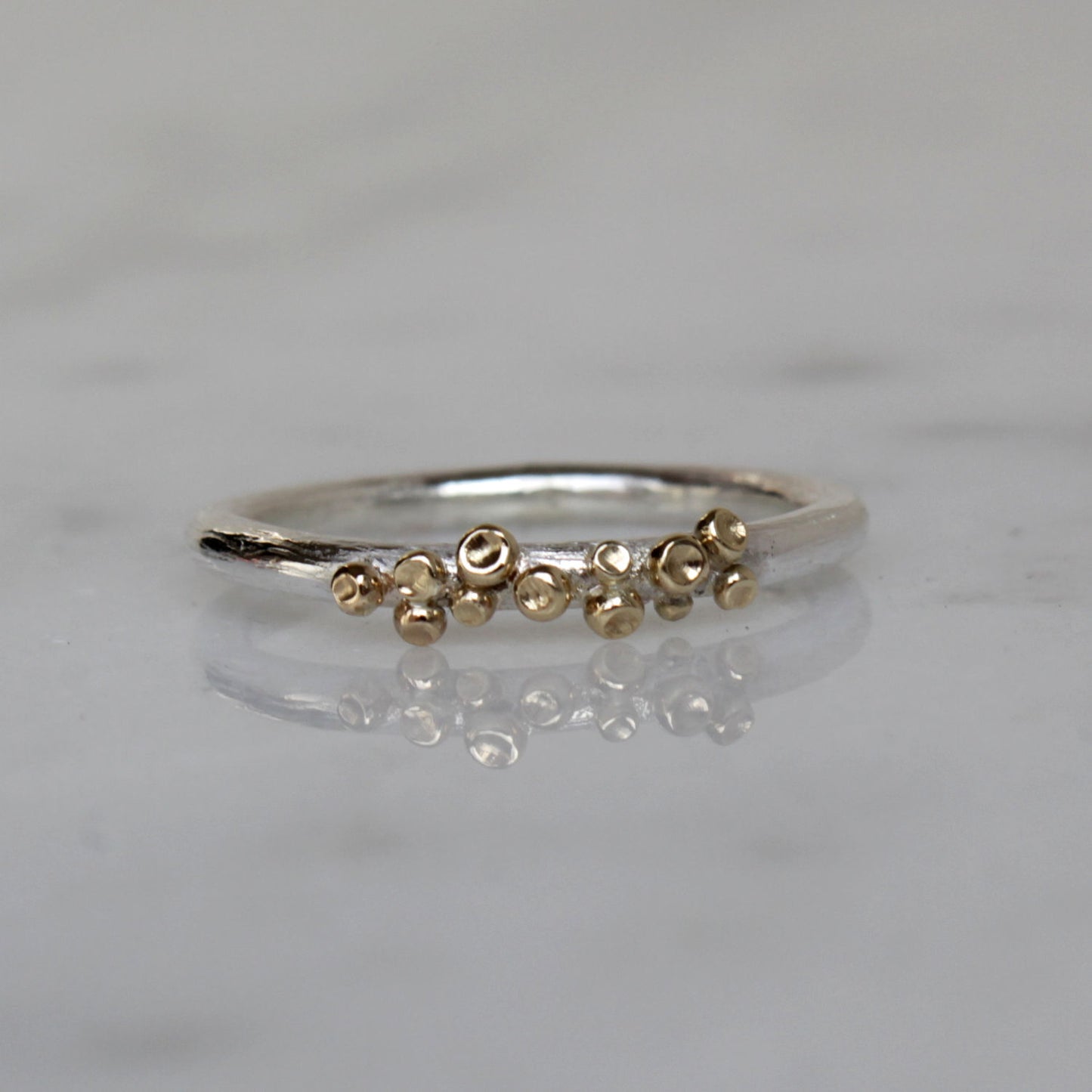 Zilveren ring met gouden ornamenten