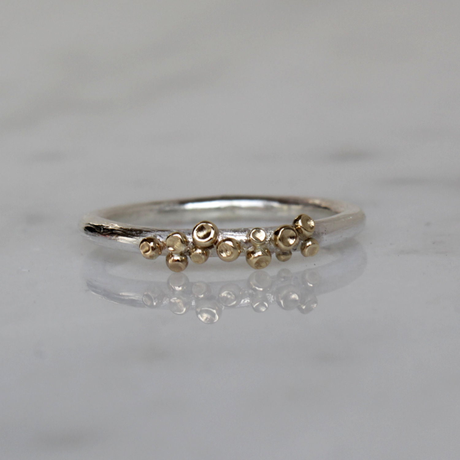 Zilveren ring met gouden ornamenten