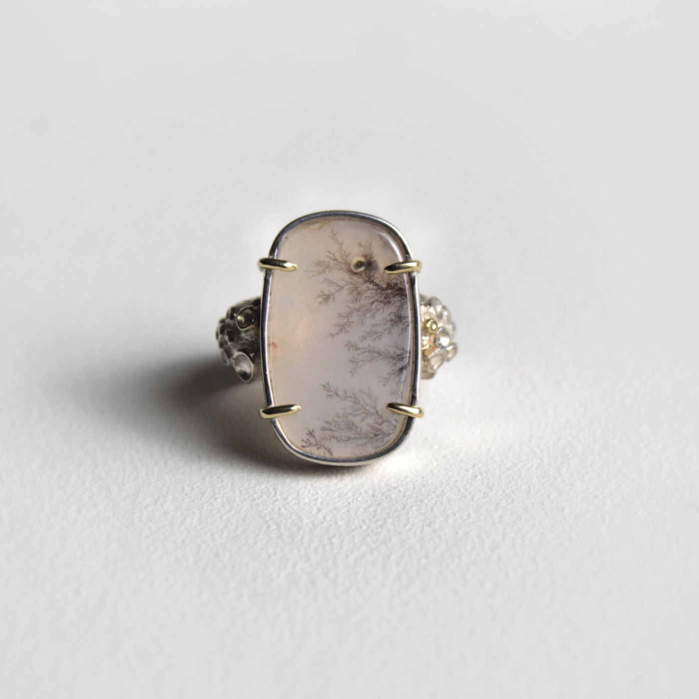Grote botanische ring zilver met dendrietagaat.