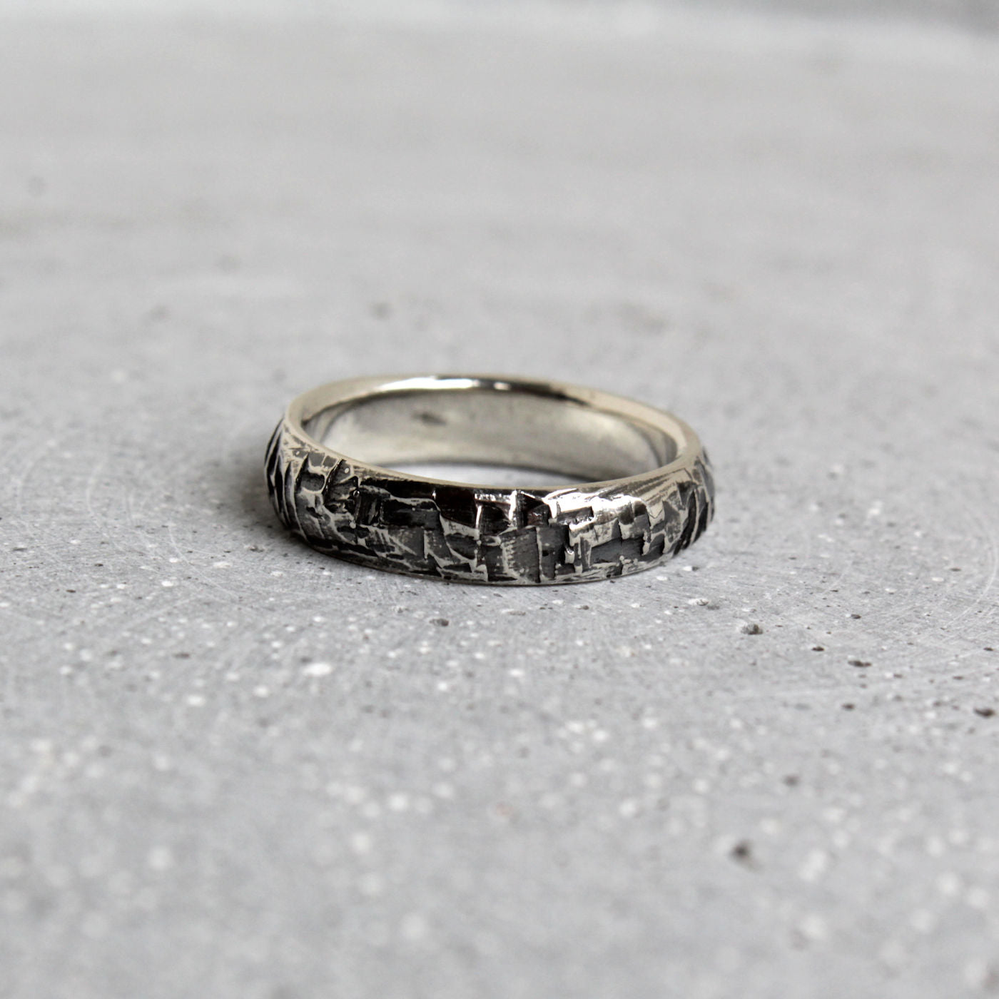Herenring, hoekige structuur gezwart zilver.
