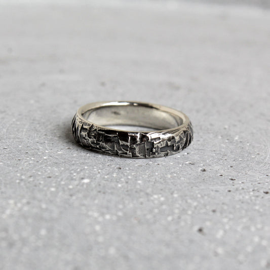 Herenring, hoekige structuur gezwart zilver.