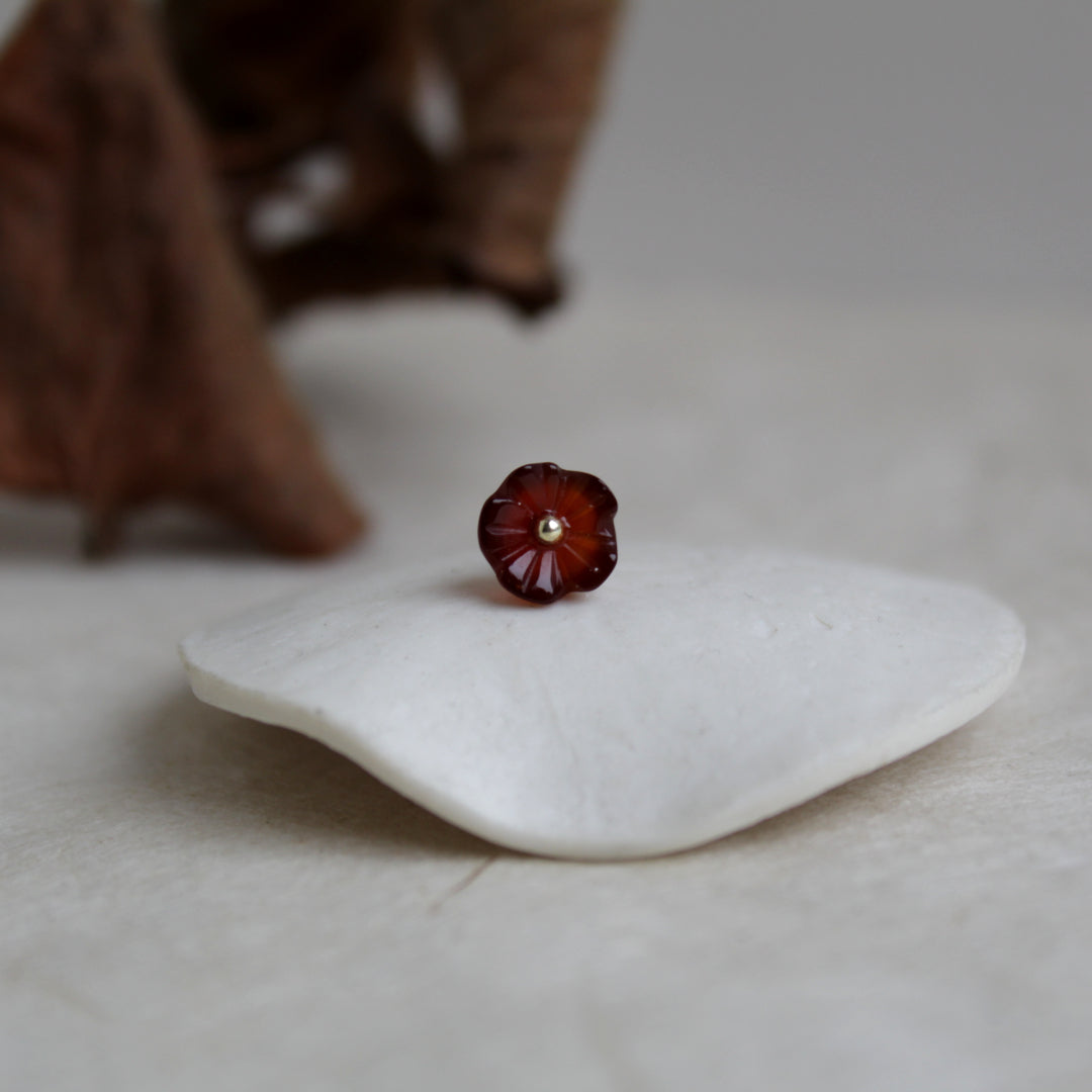 Gouden stekeroorbel met bruine bloem