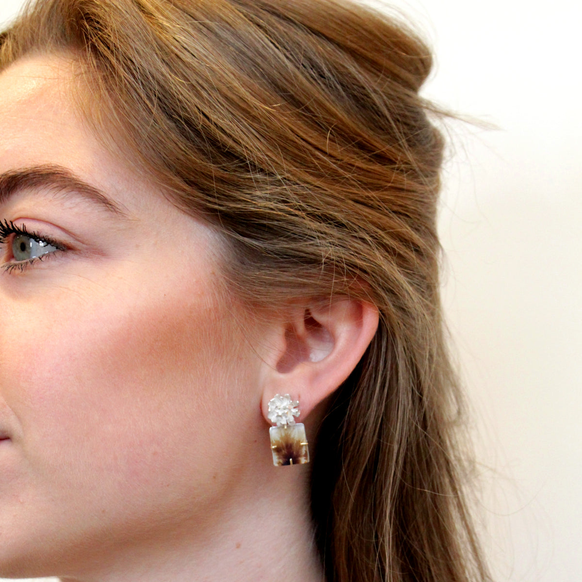 Chrysant oorbellen met vierkante dendrietagaat.