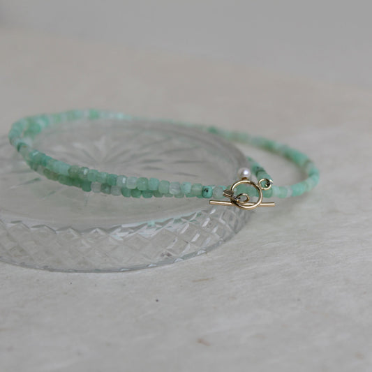 Ketting van Chrysopraas, geslepen stenen met gouden slot