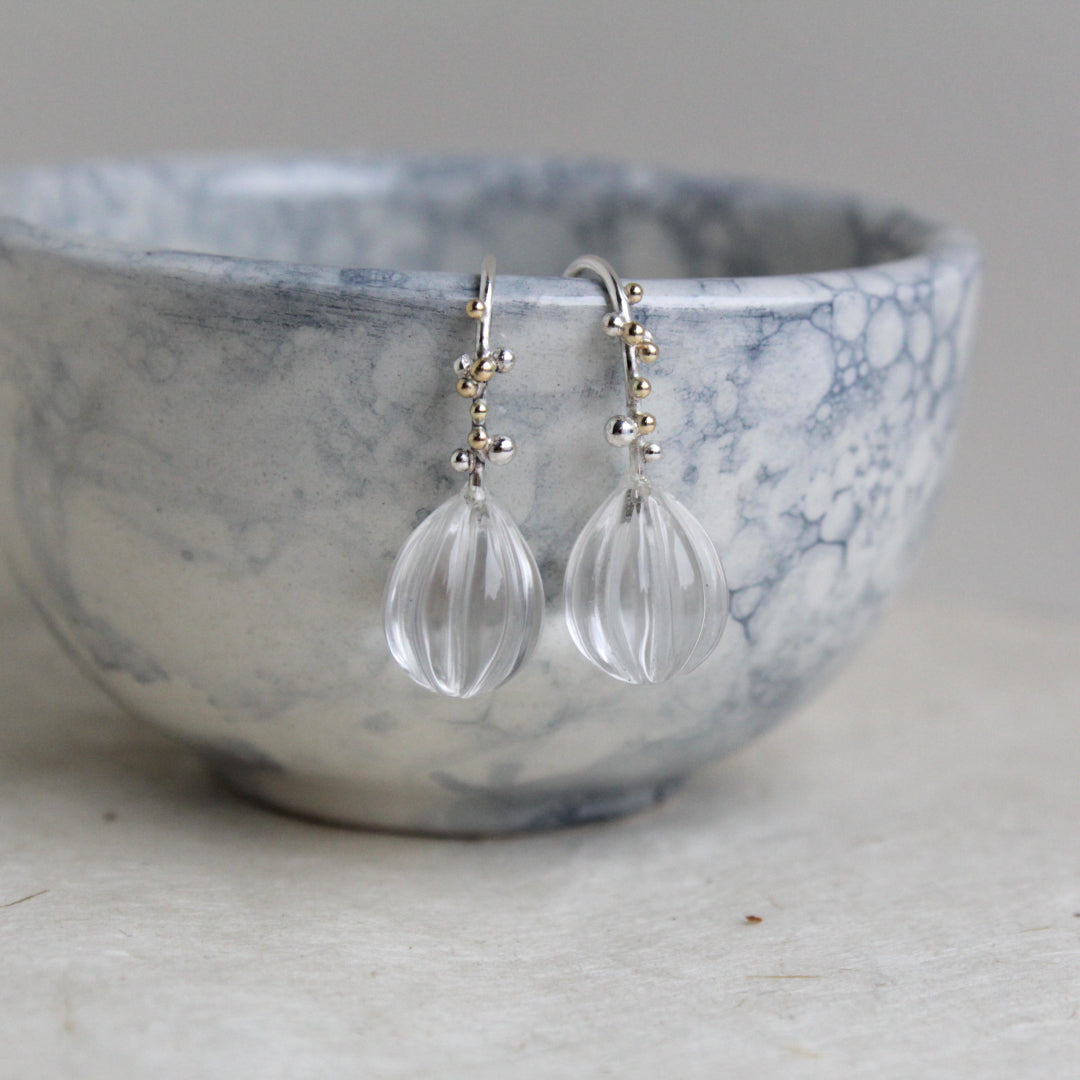 Drops of dew, bergkristal oorbellen zilver en goud