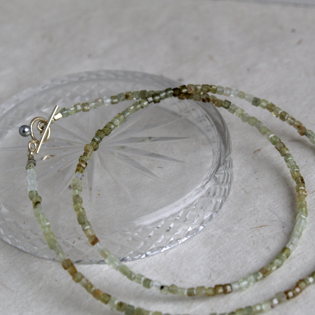 Grossulaar ketting "Dots"