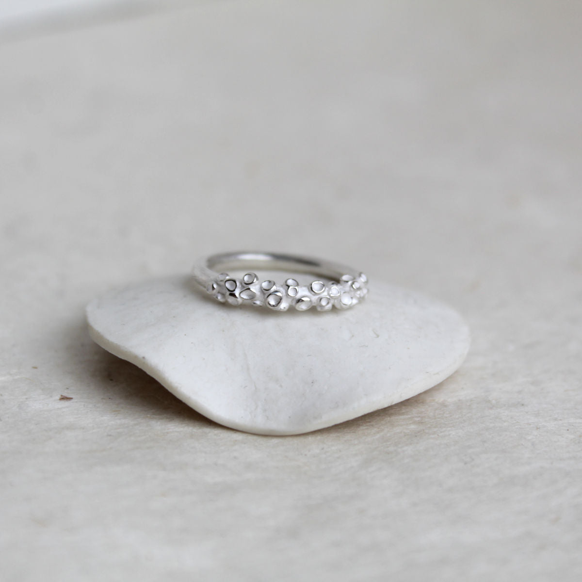 Zilveren organische ring met lichen
