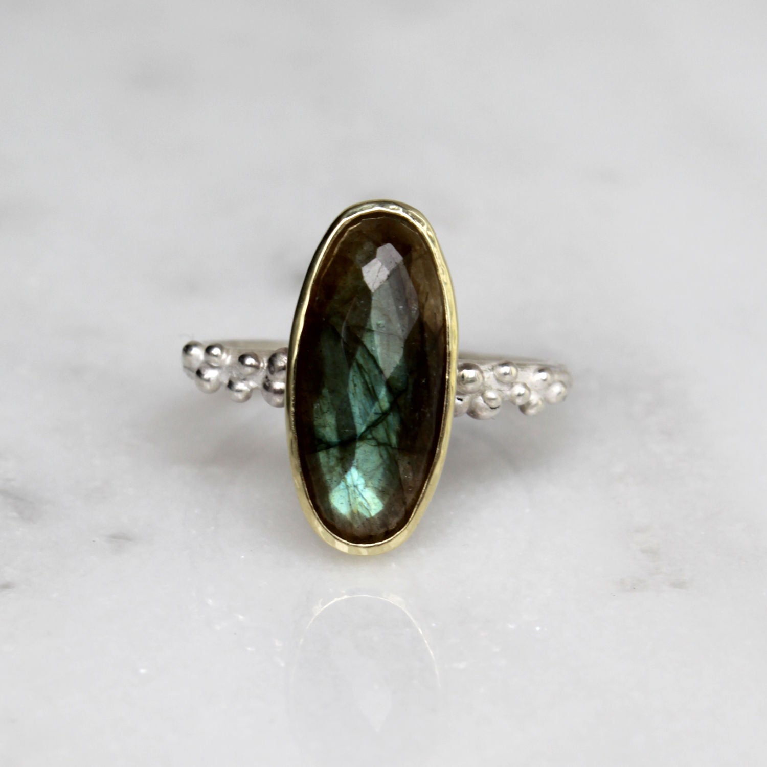 Ring met labradoriet gezet in goud