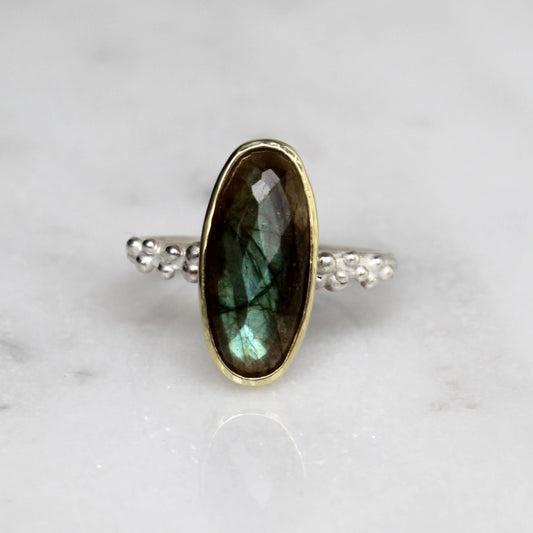 Ring met labradoriet gezet in goud