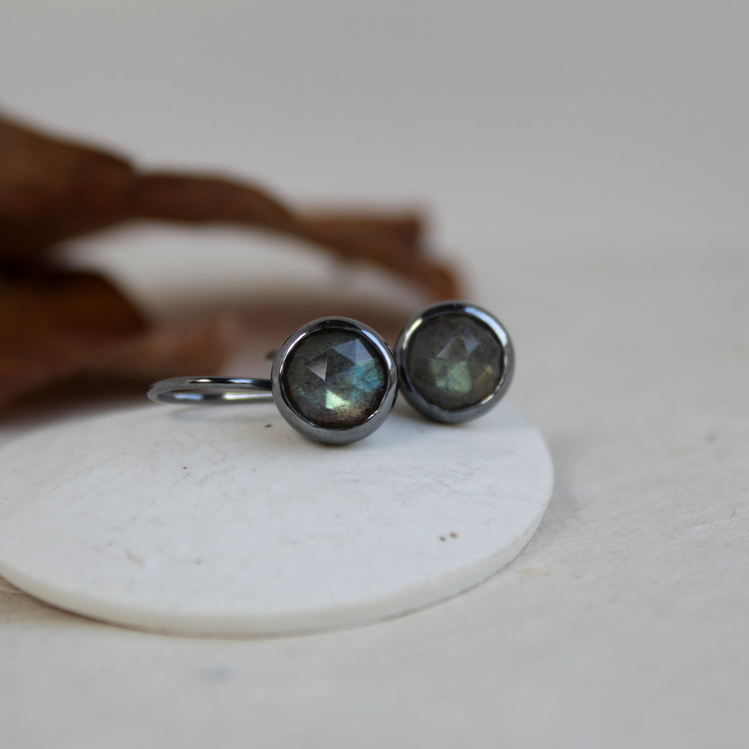 Labradoriet oorbellen met gezwart zilver