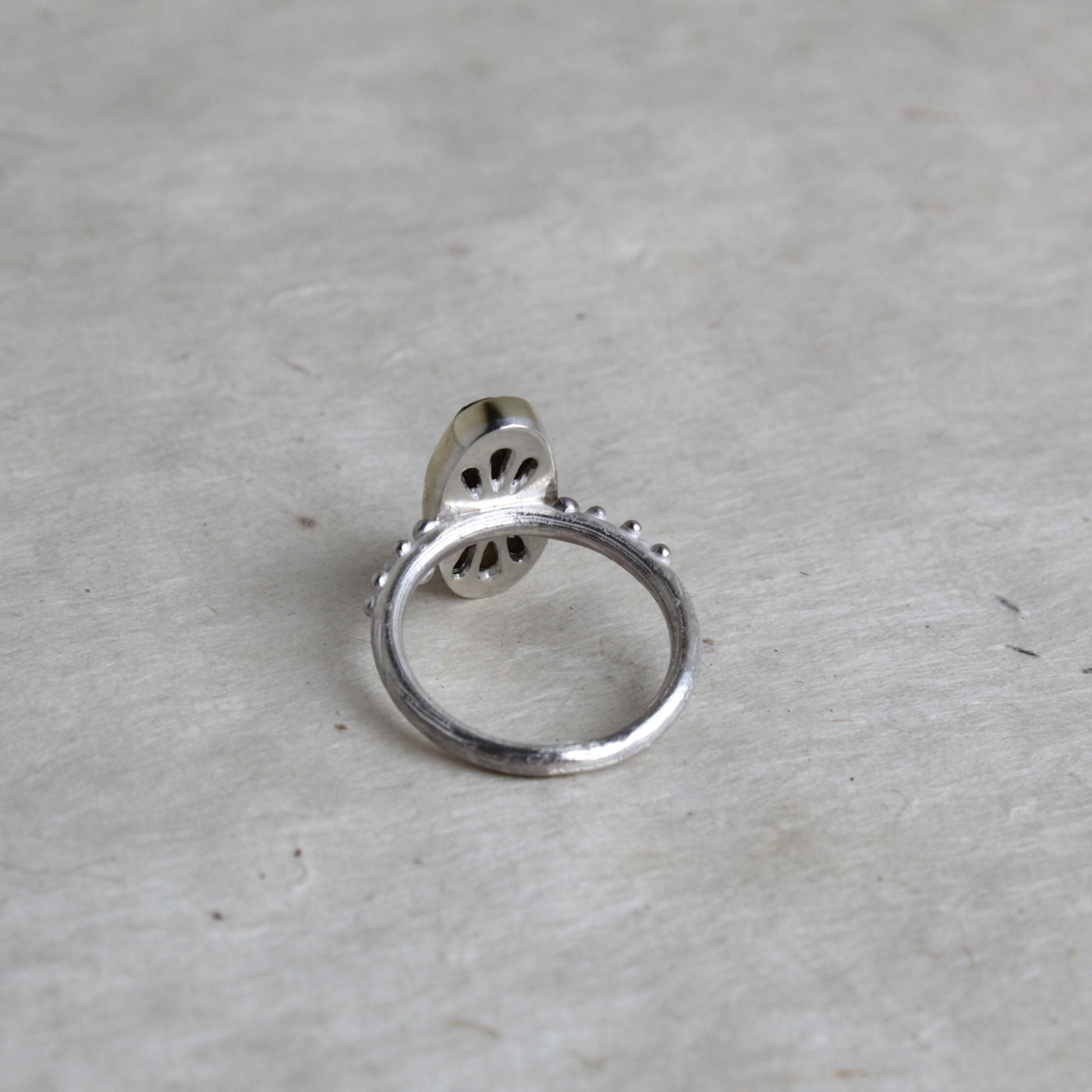 Zilveren ring met goud en opengewerkte kast.
