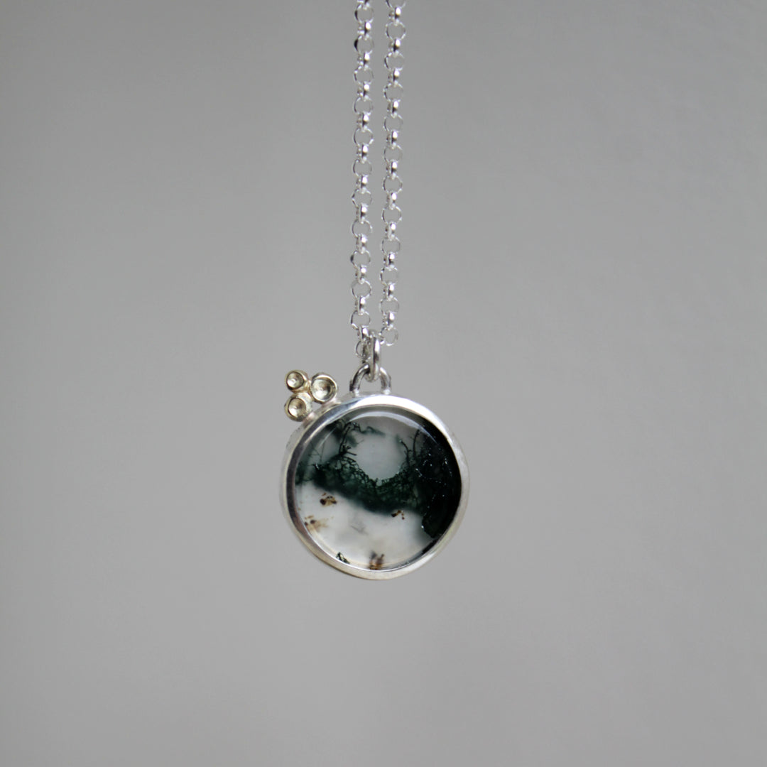 Zilveren ketting met mosagaat.