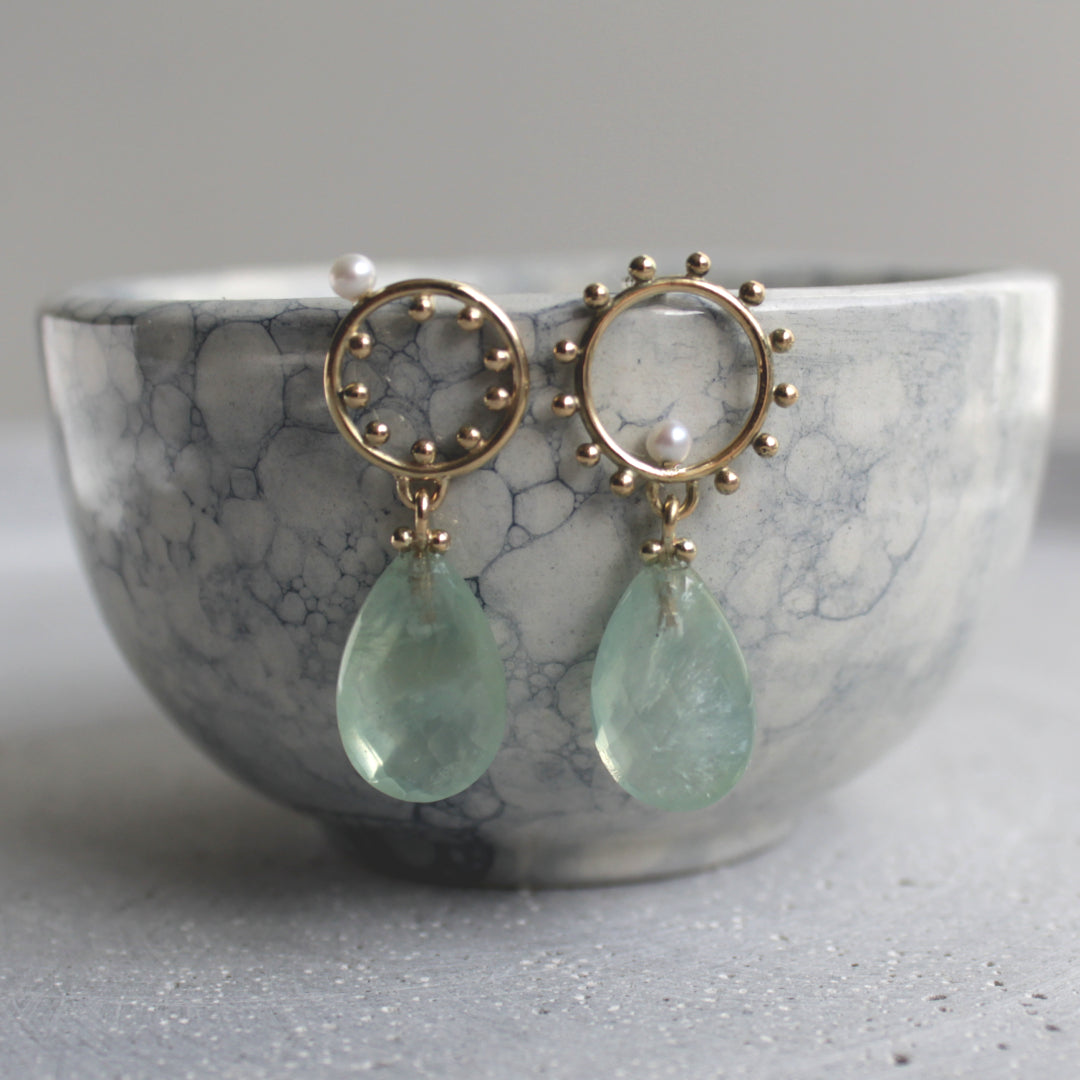 Gouden oorbellen met Prehniet. Flirt Jewels.