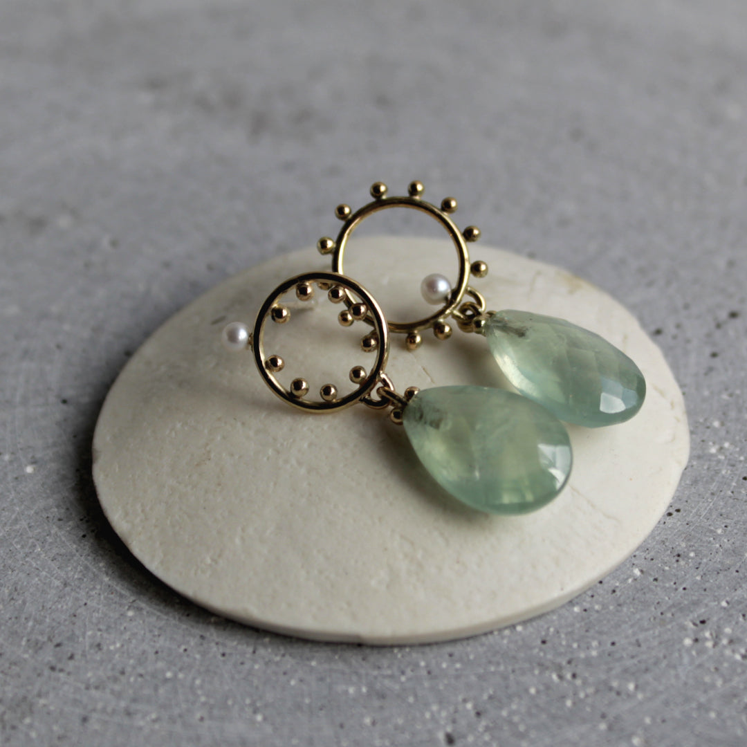 Gouden oorbellen met groene edelsteen. Flirt Jewels