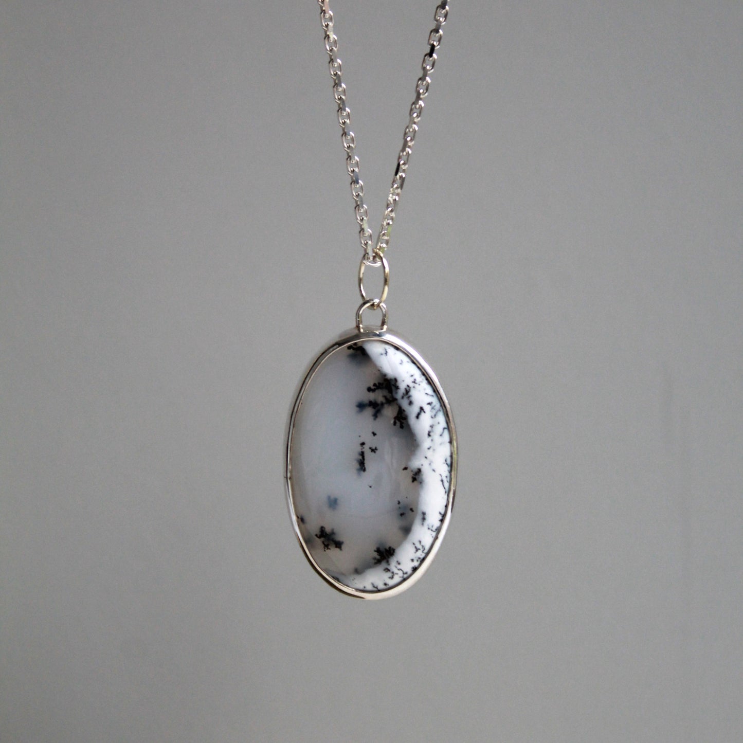 Opal moon, hanger met Dendrietopaal