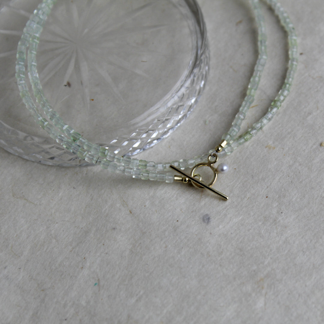 Prehniet ketting "Dots"