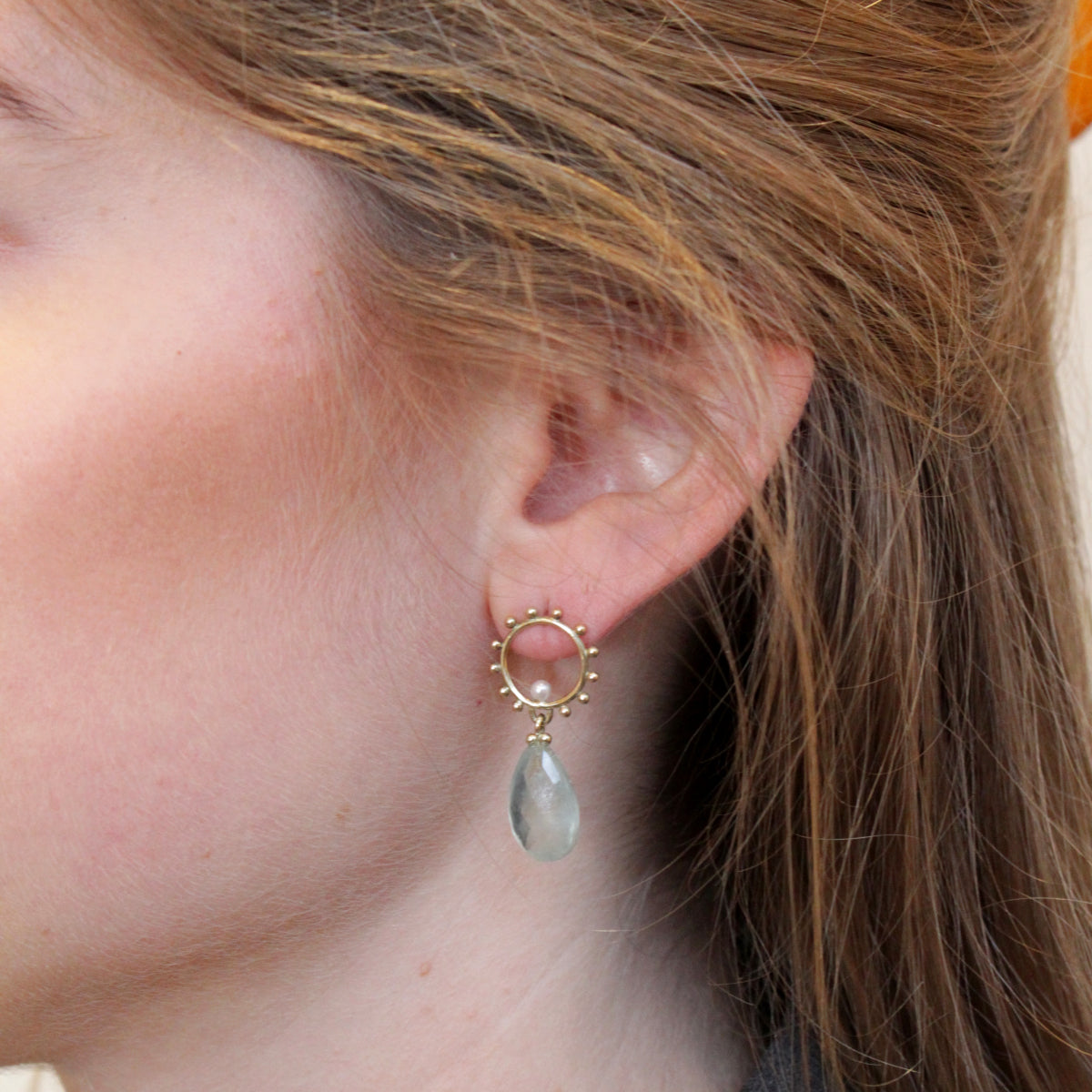 "Dots" oorbellen goud met prehniet