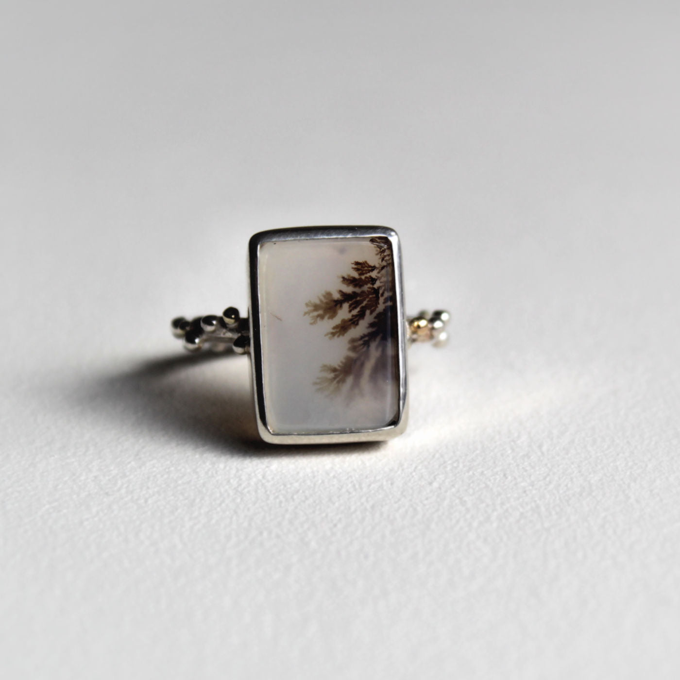 Zilveren ring met rechthoekige steen handgemaakt.
