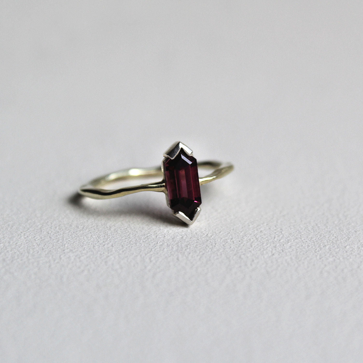 Gouden ring roze steen, handgemaakt