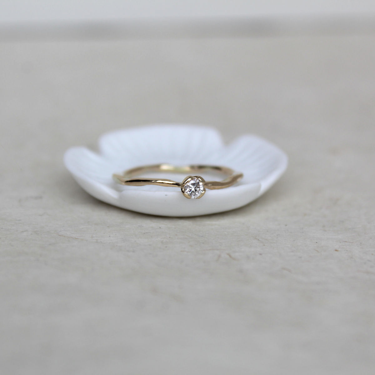 14 karaat smalle gouden ring met diamant