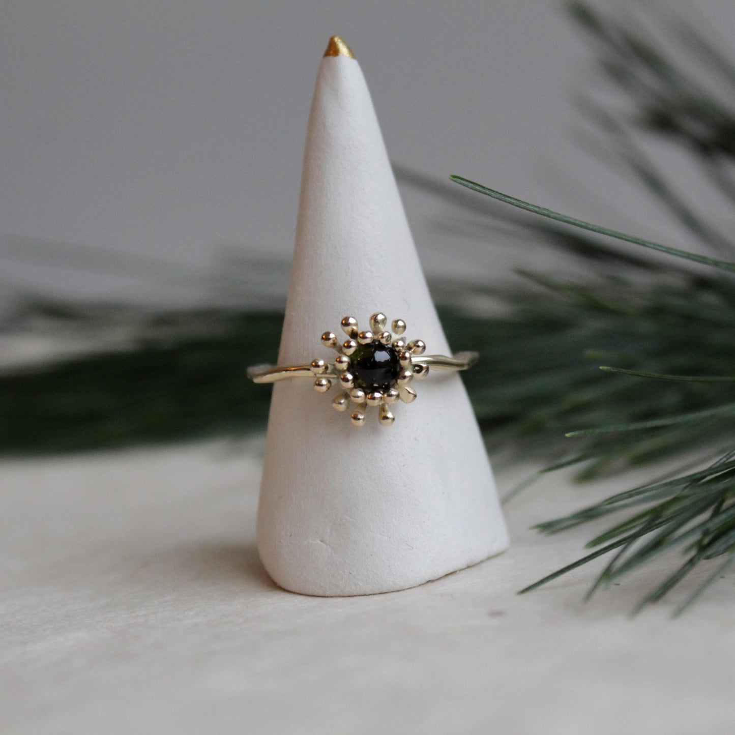 Snowflower ribbon ring goud met toermalijn