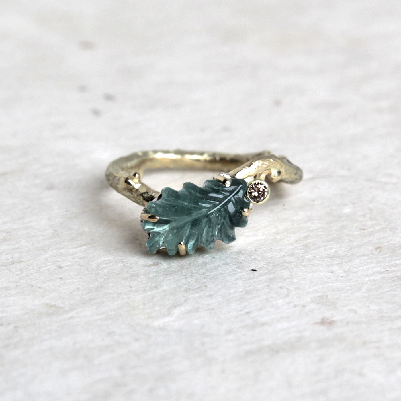 Botanische gouden ring met carving van topaas en diamant. 