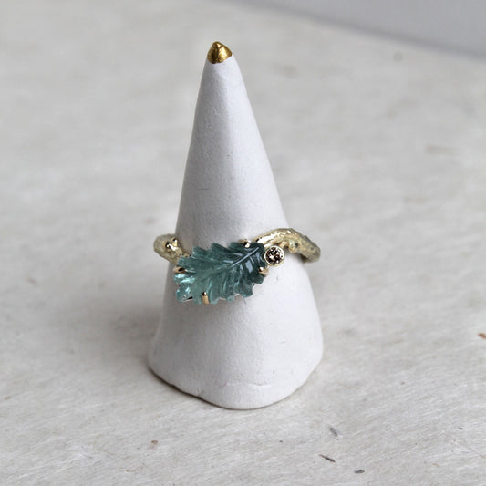 Geelgouden takjesring met topaas en diamant