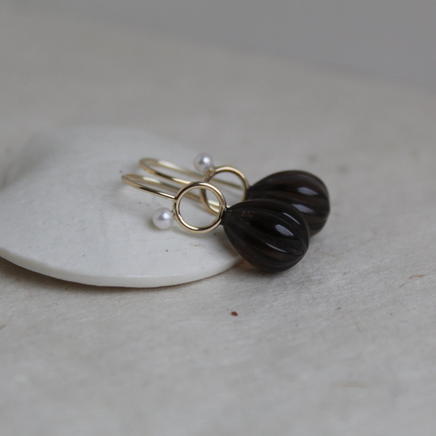 Gouden oorbellen met druppelvormige rookkwarts.