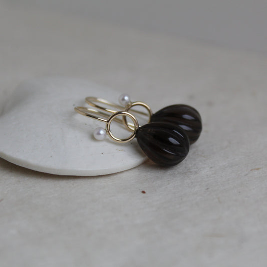 Gouden oorbellen met druppelvormige rookkwarts.