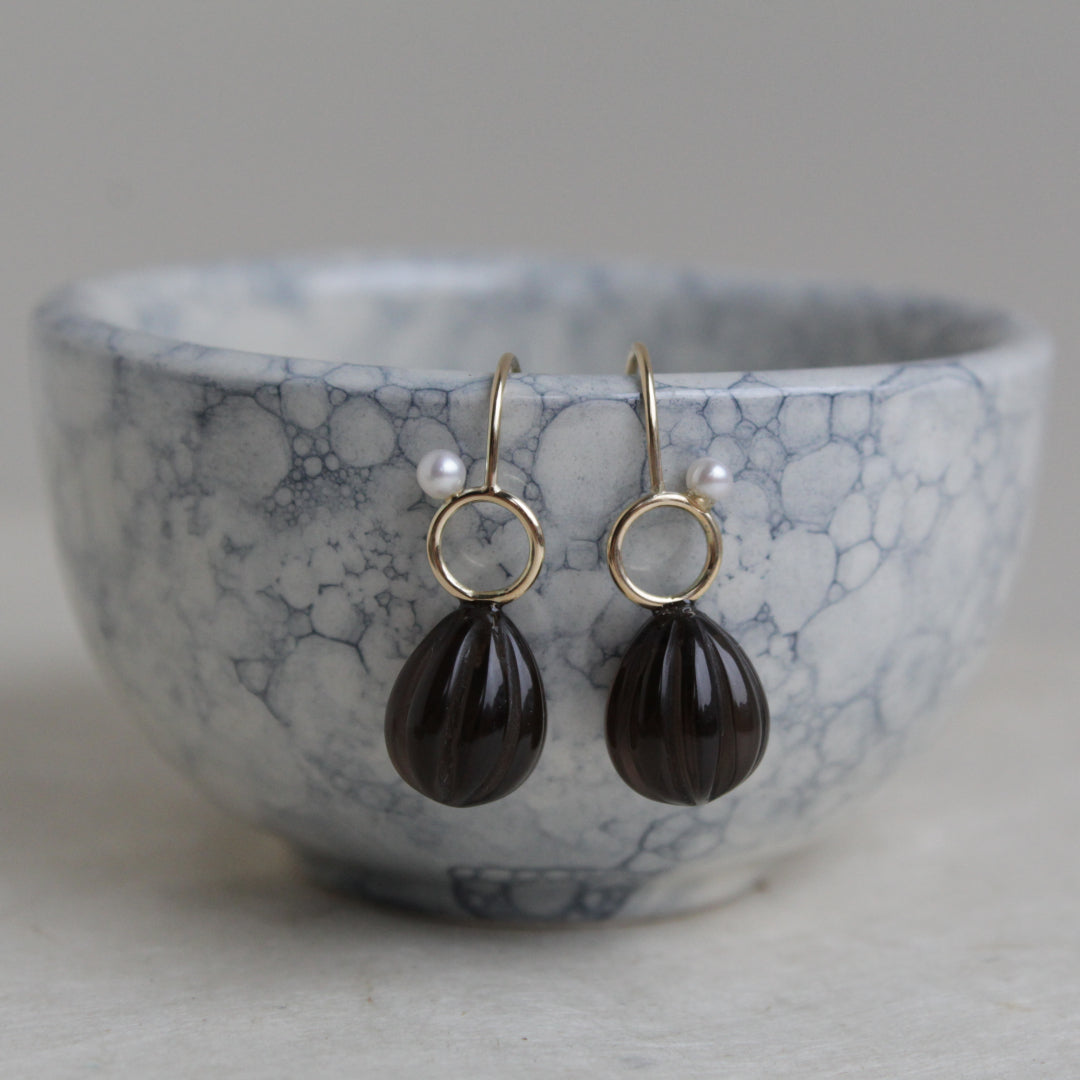 Gouden oorhangers met bruine edelsteen