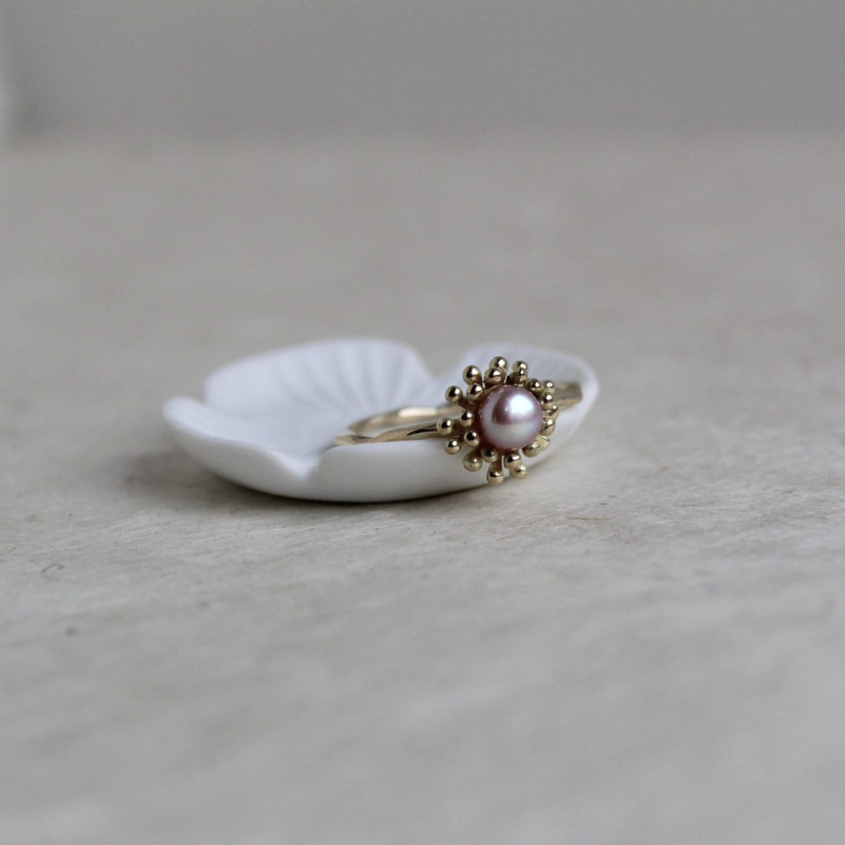 Gouden ring met bloem en zoetwaterparel roze