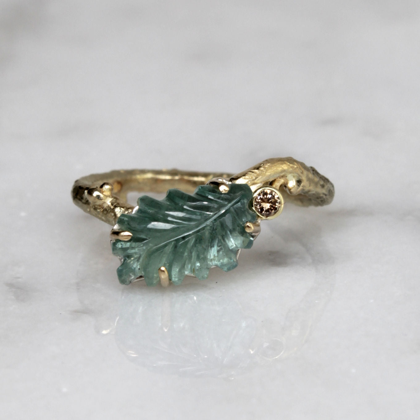"Lothorien" gouden ring met topaas en diamant.