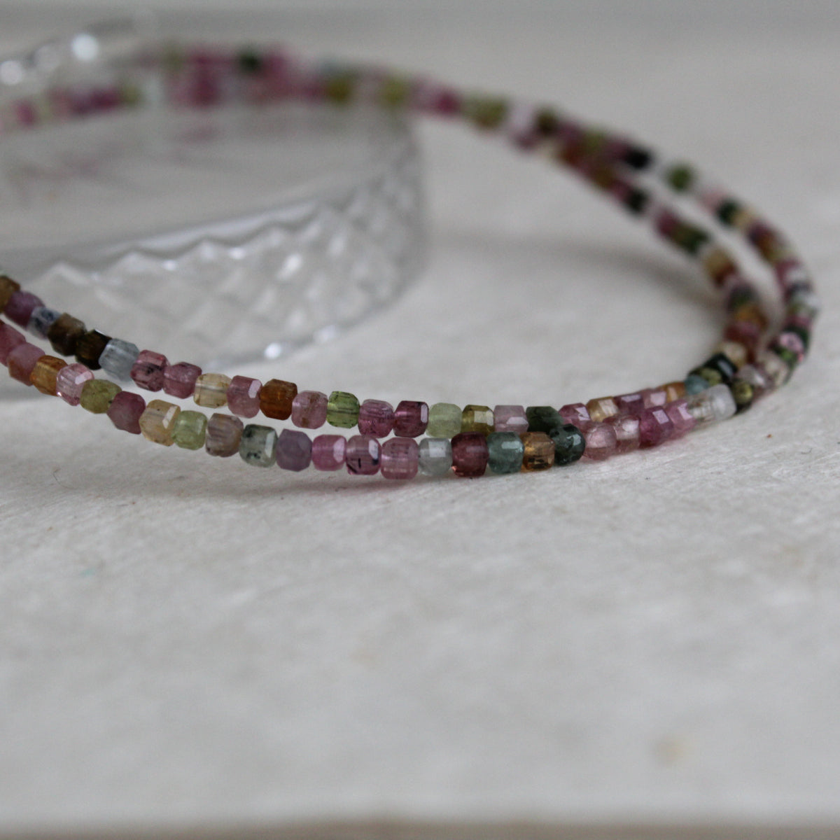 Toermalijn collier in een mix van kleuren met een zilveren slot.