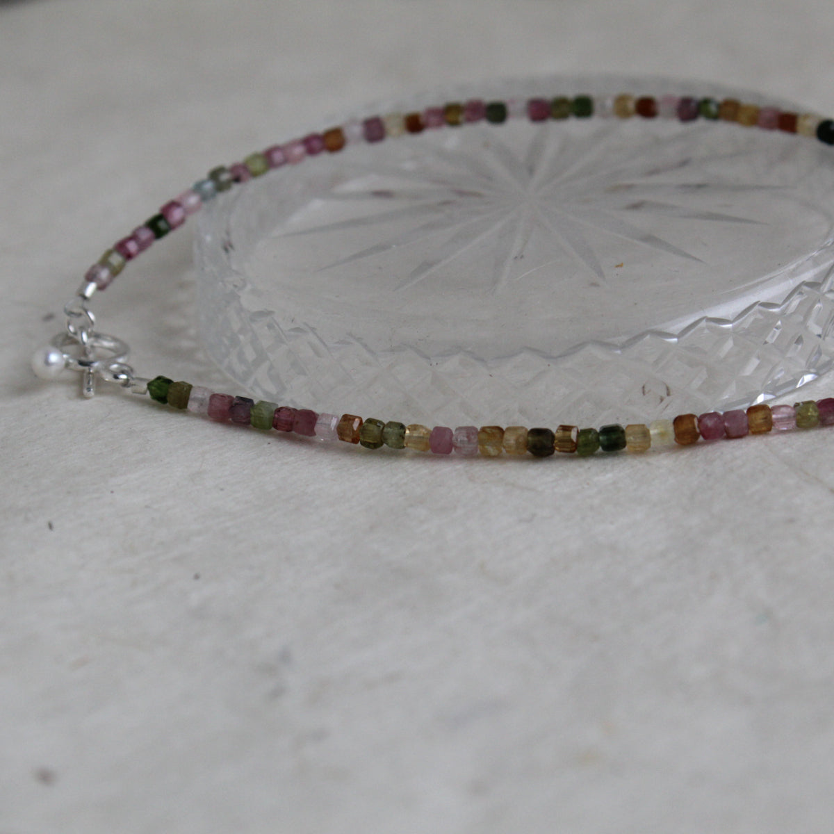 Toermalijn edelstenen snoer met zilveren slot.