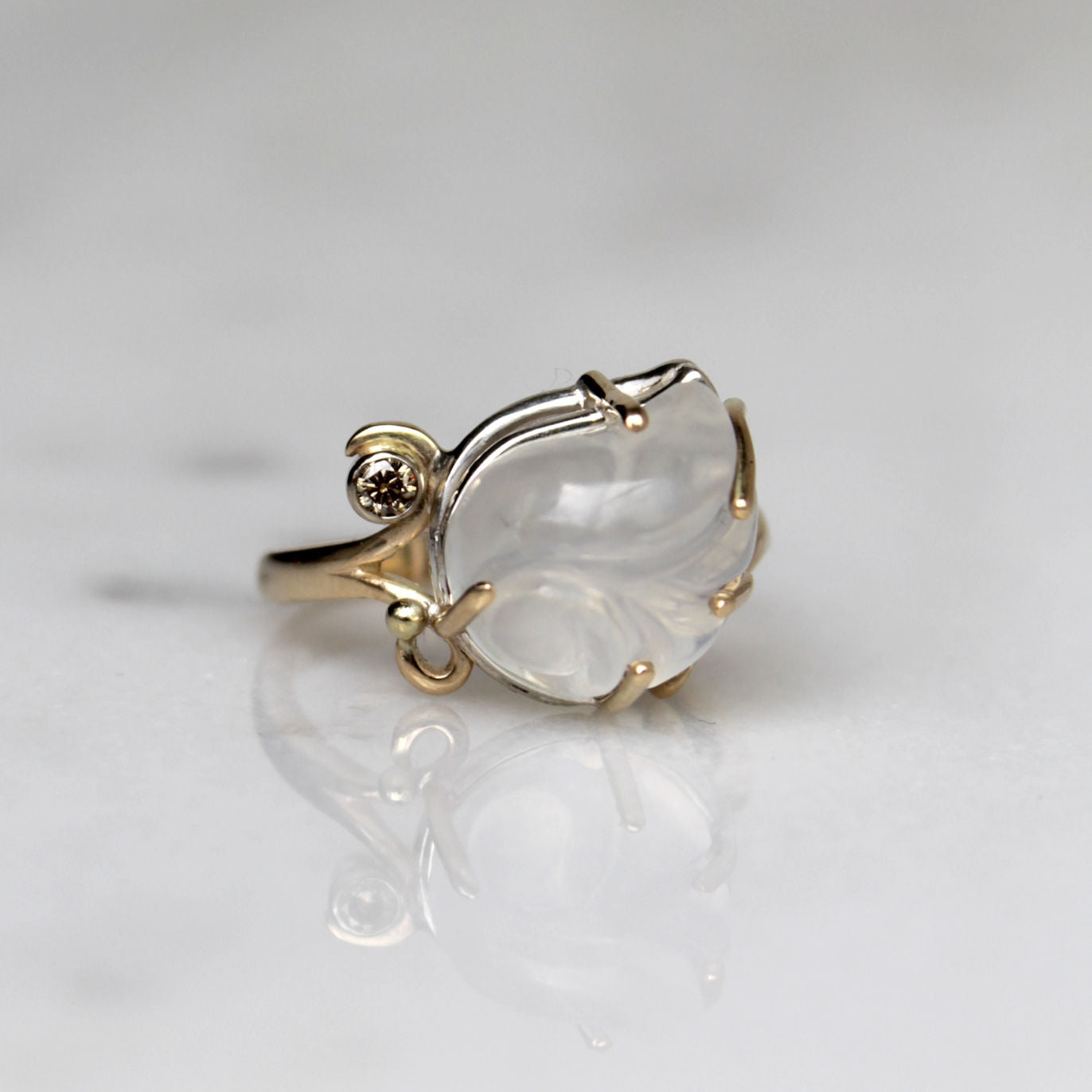 Zeeschelp ring met maansteen en diamant.