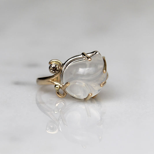 Zeeschelp ring met maansteen en diamant.