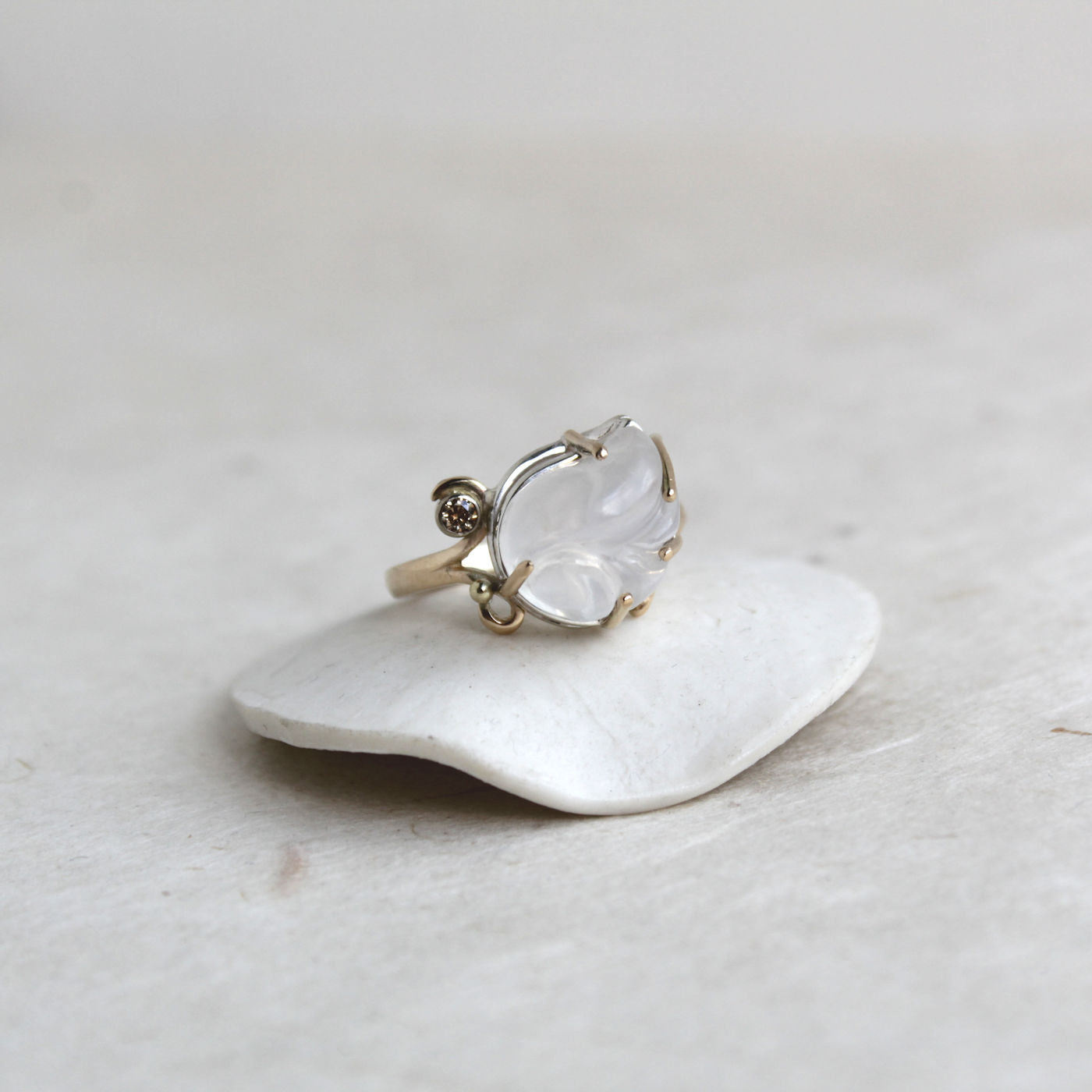 Zeeschelp ring met maansteen en diamant.